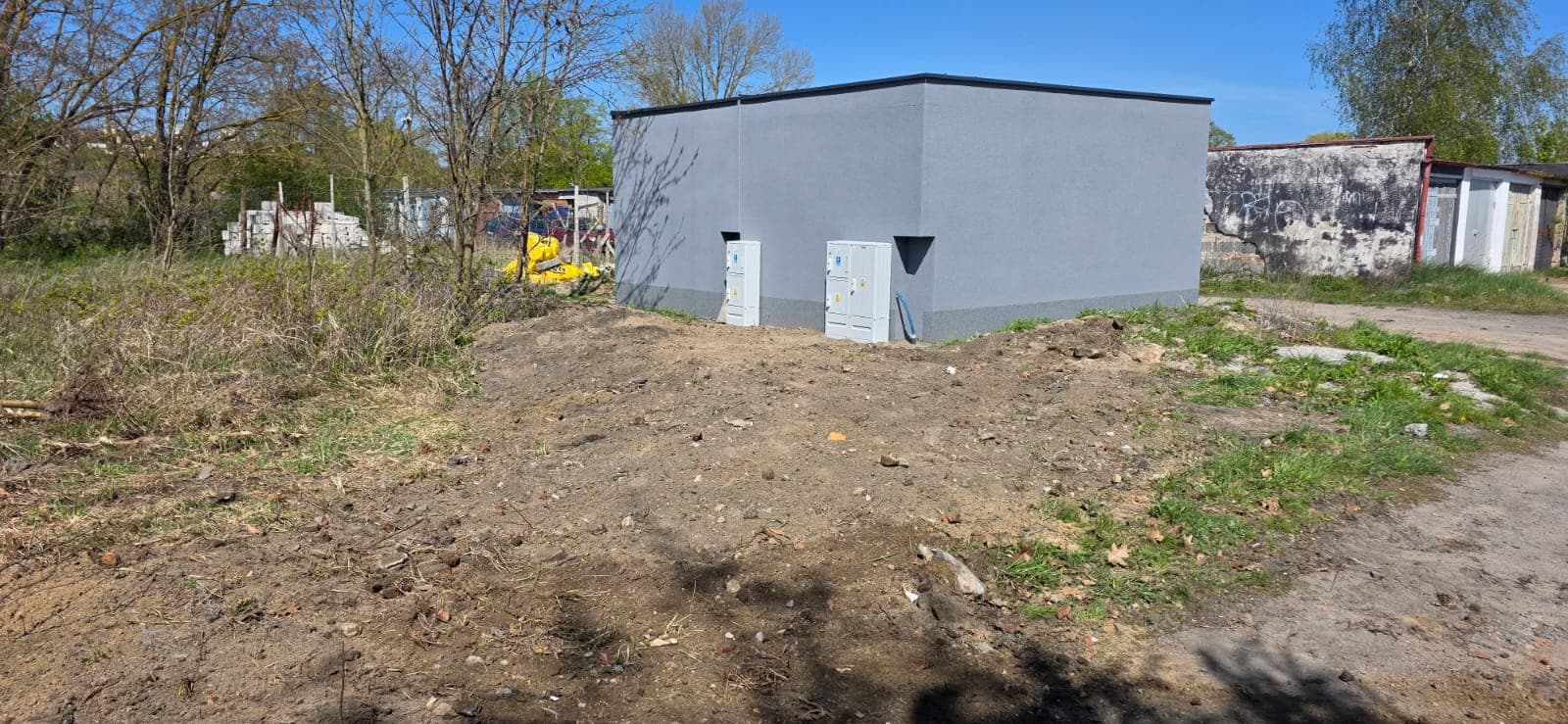 Nowe szafki pod układy pomiarowe dla części garaży